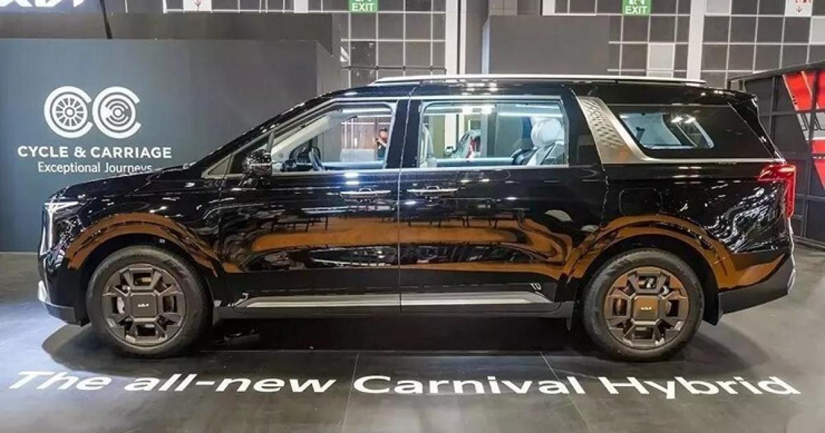 Lộ ảnh KIA Carnival 2025 chạy thử trên phố