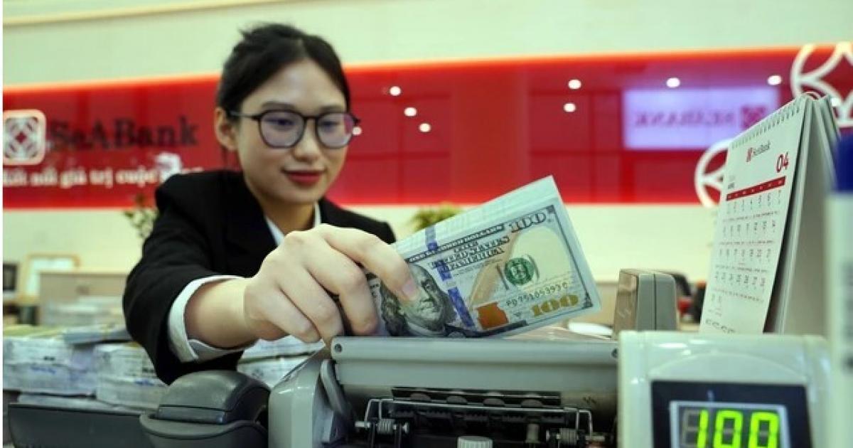 Diễn biến lạ giữa giá USD ngân hàng và thị trường tự do