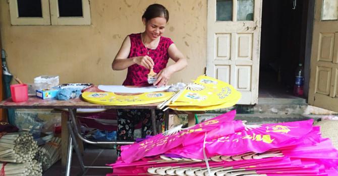 Nắng rát lửa: Bán 4.000 quạt giấy, thức sáng đêm hốt bạc