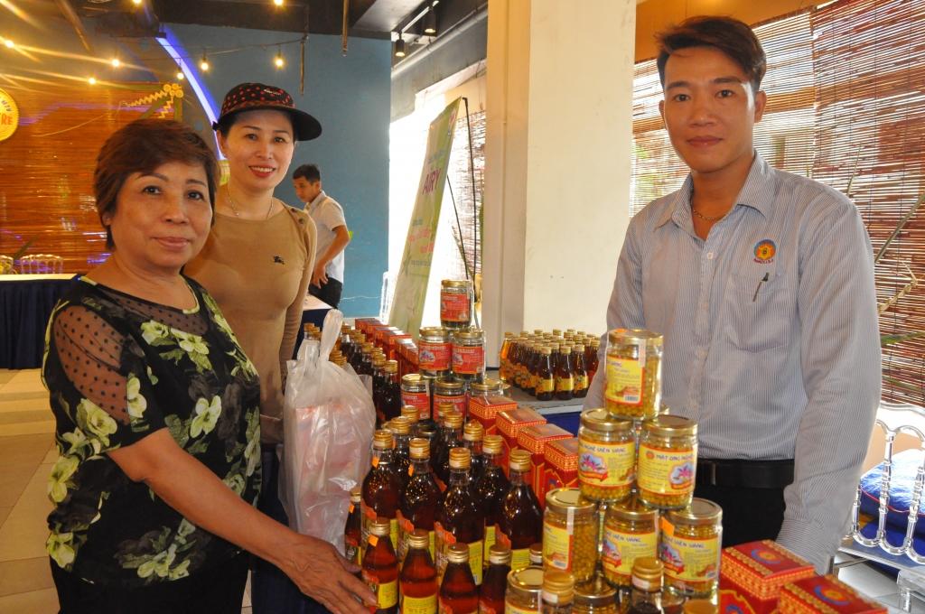 Hơn 30 gian hàng trưng bày đặc sản Bến Tre “xâm nhập” vào TP Hồ Chí Minh