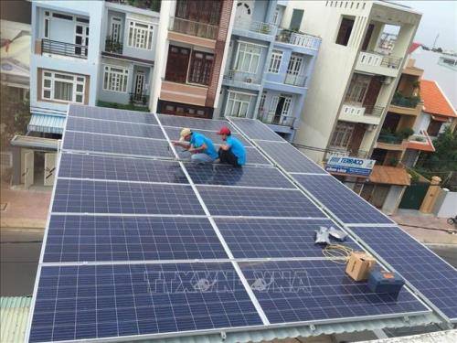 EVNCPC  thanh toán cho khách hàng bán điện mặt trời áp mái gần 1 tỷ đồng