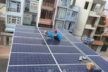 EVNCPC  thanh toán cho khách hàng bán điện mặt trời áp mái gần 1 tỷ đồng