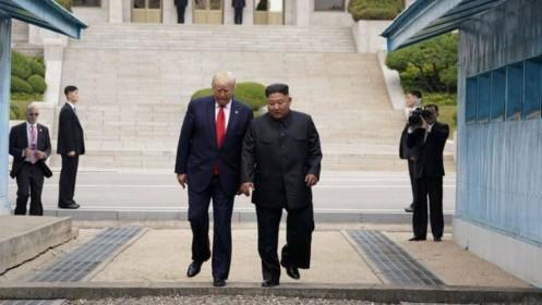 Tổng thống Donald Trump đi qua đường ranh giới sang lãnh thổ Triều Tiên