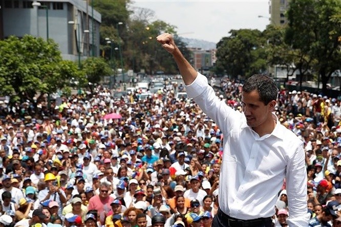 Hàng ngàn người biểu tình phản đối Tổng thống Maduro, lực lượng an ninh đáp trả bằng súng đạn và hơi cay
