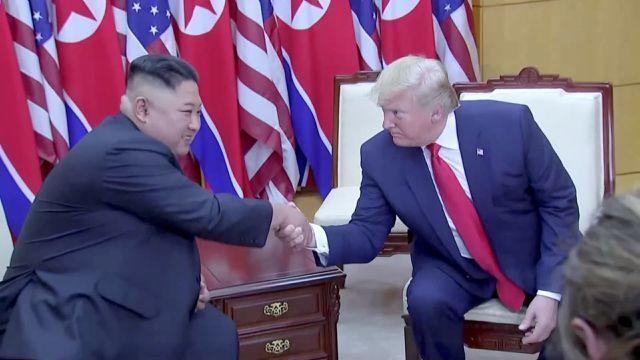 Tổng thống Trump và nhà lãnh đạo Kim Jong-un bắt tay tại biên giới Hàn - Triều