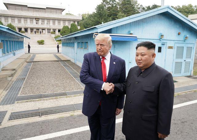Tổng thống Trump và nhà lãnh đạo Kim Jong-un bắt tay tại biên giới Hàn - Triều