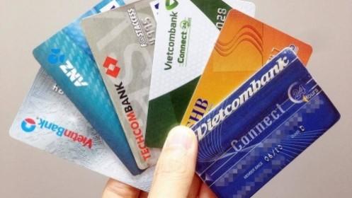 Sững sờ vì một thẻ ATM đang gánh quá nhiều loại phí