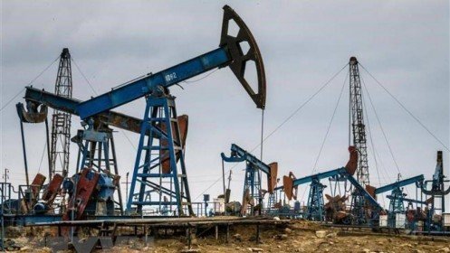 Giá dầu tăng do căng thẳng Trung Đông và dự trữ dầu của Mỹ giảm