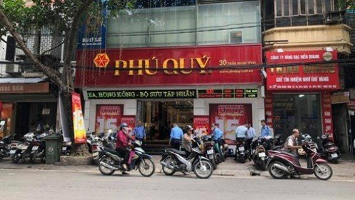 Giá vàng tăng vọt, phố vàng vắng vẻ: "Tay to" đi cửa VIP giao dịch?