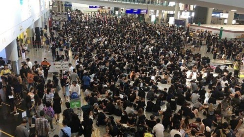Vừa nối lại hoạt động, sân bay Hong Kong lại tuyên bố hủy chuyến