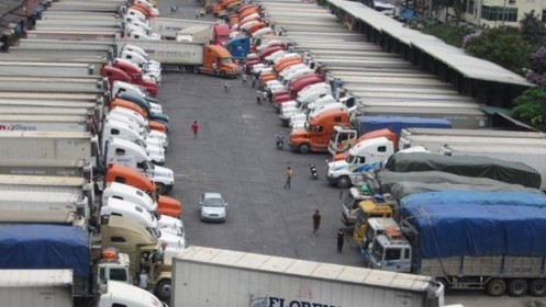 Trung Quốc bất ngờ cấm hàng trăm xe container VN qua biên giới