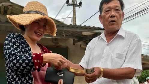 Chuyện lạ ở Quảng Trị: Phụ nữ cứ cầm giỏ đi chợ là được tặng tiền