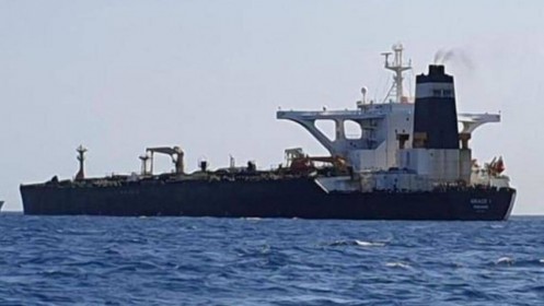 Siêu tàu chở dầu của Iran đối mặt với lệnh trừng phạt của Mỹ