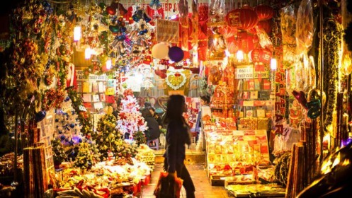 Khách Tây "vỡ mộng" vì chợ đêm phố cổ Hà Nội tràn ngập đồ Trung Quốc
