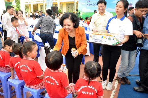 Quỹ sữa Vươn cao Việt Nam và Vinamilk tặng 70.000 ly sữa cho học sinh Thái Nguyên