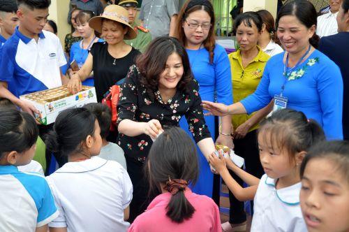 Quỹ sữa Vươn cao Việt Nam và Vinamilk tặng 70.000 ly sữa cho học sinh Thái Nguyên