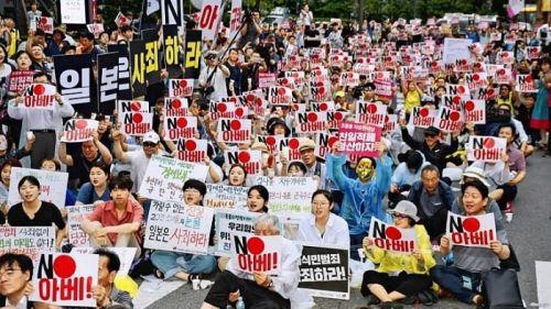Quan hệ Tokyo – Seoul rạn nứt, doanh nghiệp Nhật Bản tìm cách "né đòn"