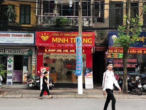 Giá vàng tăng vọt, phố vàng vắng vẻ: "Tay to" đi cửa VIP giao dịch?