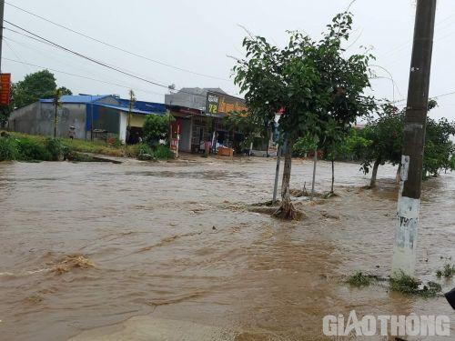 Mưa lũ khiến 1 người chết, hàng trăm ngôi nhà ở Sơn La bị ngập sâu.