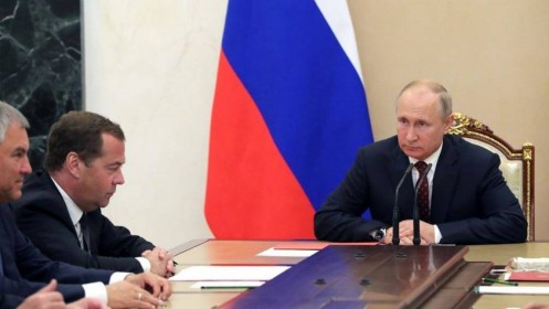 Tổng thống Putin tự tăng lương cho mình và Thủ tướng Medvedev