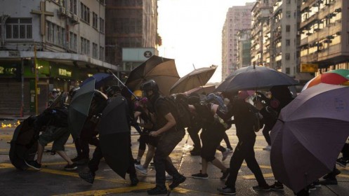 Hồng Kông chìm sâu vào suy thoái