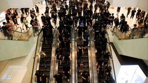 [Video] Người biểu tình Hồng Kông 'vờn nhau' với cảnh sát