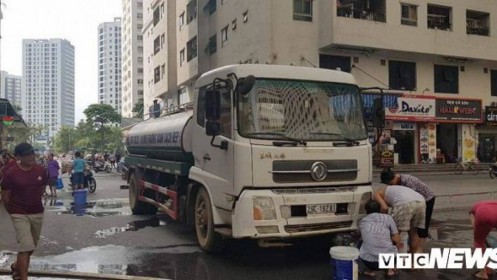 Cư dân Linh Đàm tẩy chay nước miễn phí có mùi, nghi chở bằng xe bồn rửa đường