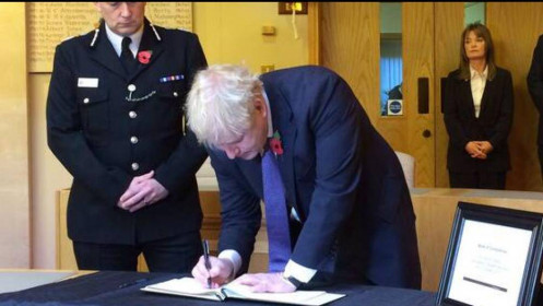 Vụ 39 người chết ở Anh: Thủ tướng Boris Johnson ký sổ tang chia buồn