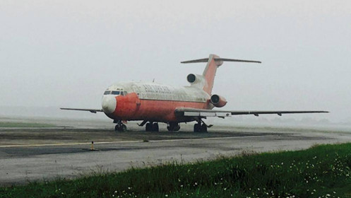 Máy bay bỏ rơi ở Nội Bài: Cục “sắt vụn” bán không nổi, “cho” cũng không xong!