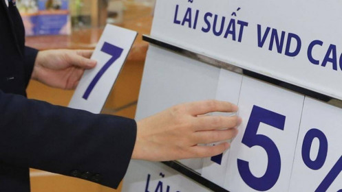 Điều chỉnh lãi suất, câu chuyện trái chiều của các ngân hàng
