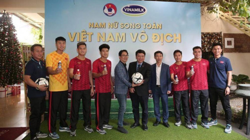 Vinamilk trao tặng 500 triệu đồng cho U-22 Việt Nam sau HCV SEA Games lịch sử
