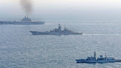 Hải quân Anh hộ tống tàu thương mại qua eo biển Hormuz