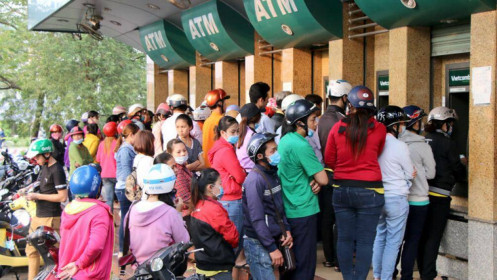 Cận Tết, công dân vẫn 'dài cổ' chờ rút tiền tại các cây ATM
