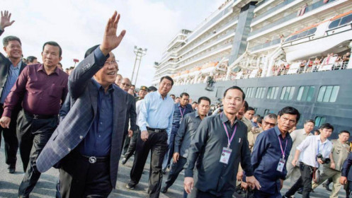 Cái bắt tay của Thủ tướng Hun Sen với du khách tàu MS Westerdam và "niềm đau" của dân Sihanoukville