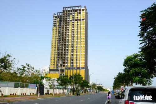 Cận cảnh hai tòa nhà 'dát vàng' gây nhức mắt tại Đà Nẵng