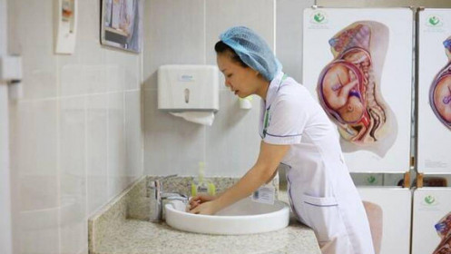 Cách ly 83 y bác sĩ Bệnh viện Phụ sản Hà Nội vì bệnh nhân 242
