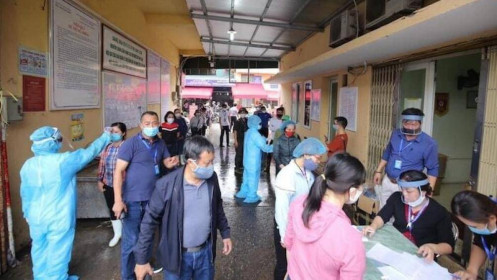 Hàng trăm tiểu thương, người dân chợ đầu mối Long Biên xếp hàng chờ test nhanh sàng lọc COVID-19