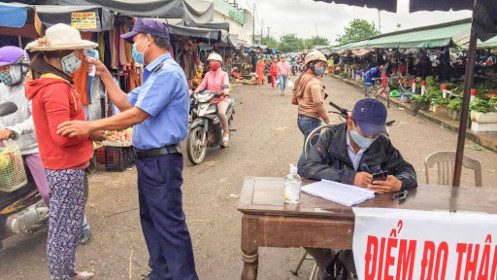 [Video] Hà Nội: Test nhanh Covid-19 cho người dân tại chợ Long Biên