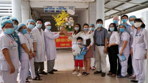 Bé 6 tuổi mắc COVID-19 khỏi bệnh, Việt Nam có 223 ca khỏi