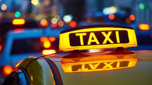 Giá xăng thấp kỷ lục, cước không giảm, thu nhập của lái xe taxi ra sao?