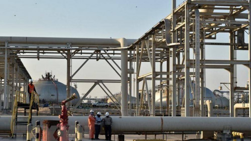 Saudi Arabia hối thúc OPEC+ cắt giảm thêm sản lượng khai thác