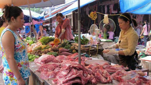 Thủ tướng bảo giảm, giá lợn tăng vèo vèo, người đi chợ “cắp” giỏ về không