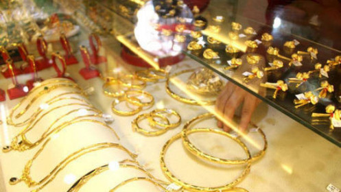 Giá vàng “nhảy múa” sát ngưỡng 50 triệu đồng/lượng, chị em công sở vay vàng phát hoảng