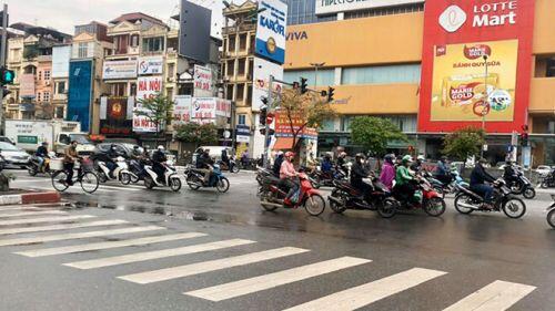Đường phố Hà Nội nhộn nhịp trở lại sau những ngày đầu thực hiện lệnh 'cách ly xã hội'