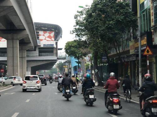 Đường phố Hà Nội bất ngờ nhộn nhịp dù đang 'cách ly toàn xã hội'