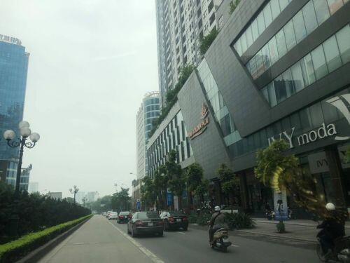 Đường phố Hà Nội bất ngờ nhộn nhịp dù đang 'cách ly toàn xã hội'
