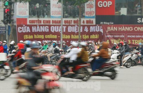 Hà Nội: Người ra đường tăng đột biến trong ngày đầu gia hạn giãn cách xã hội
