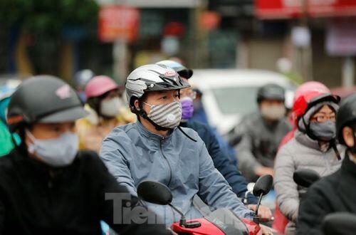 Hà Nội: Người ra đường tăng đột biến trong ngày đầu gia hạn giãn cách xã hội