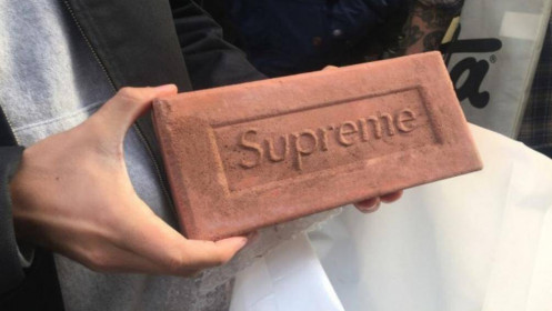 [Video] Vì sao một viên gạch có chữ Supreme lại đắt tới 1.000 USD?