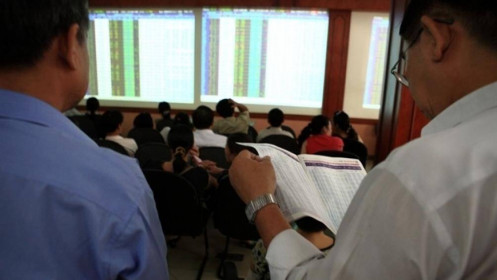 Thị trường chứng khoán tiếp tục xu hướng tích lũy, nhà đầu tư nên tạm đứng ngoài